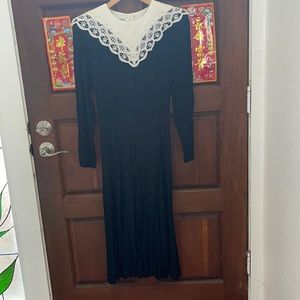 Vintage Karin Stevens classic lace collar pleated